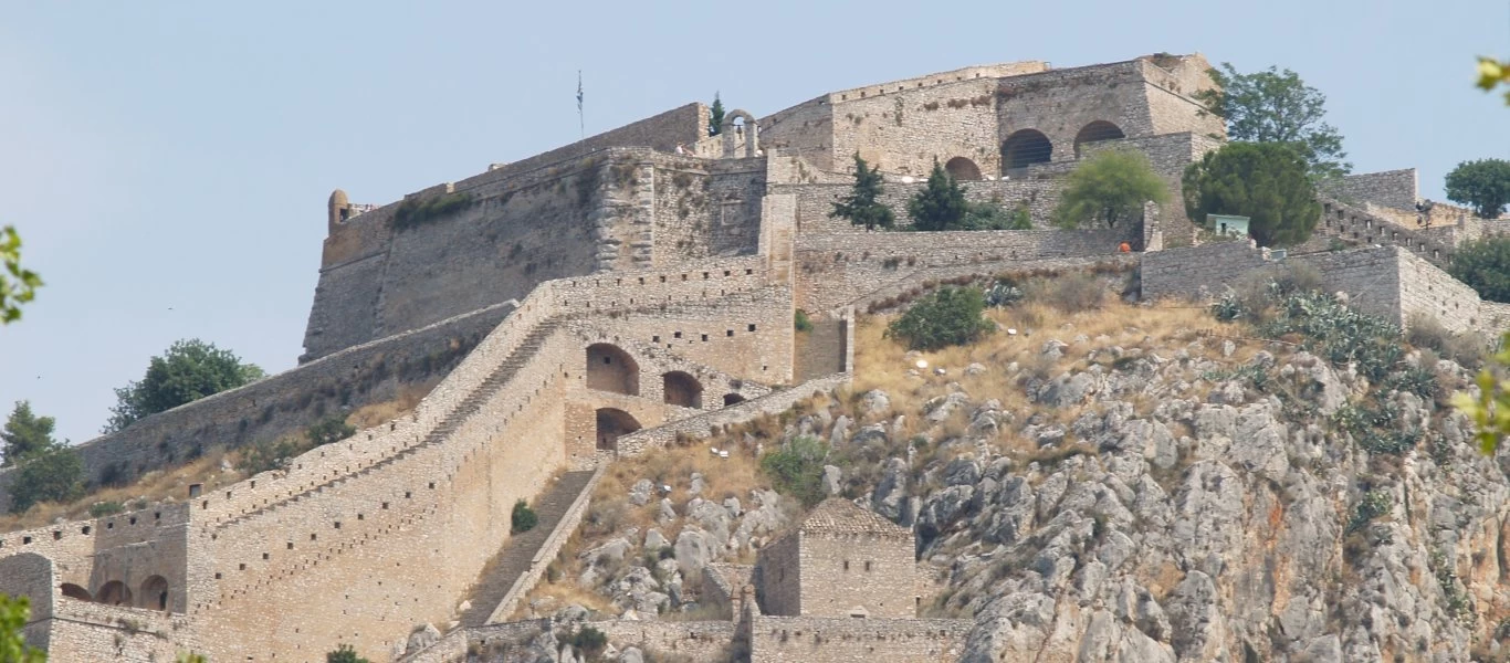 Συναγερμός στο Παλαμήδι - Μετέφεραν νεαρή γυναίκα (βίντεο)
